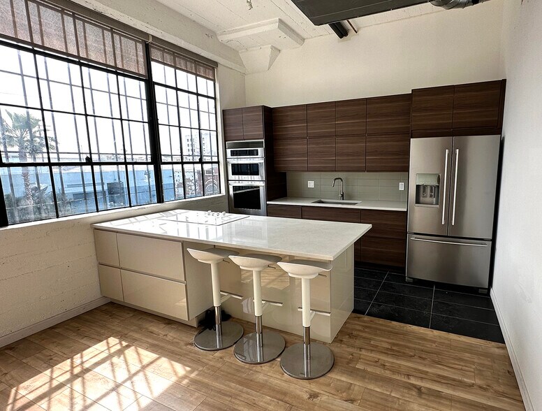 More Photos Of 405 Towne Ave, Los Angeles Showroom For Lease