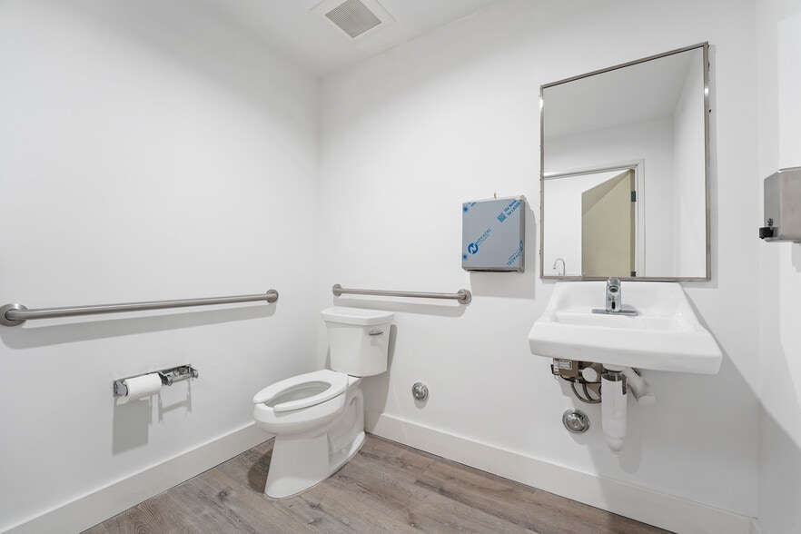 More Photos Of 5310-5314 Laurel Canyon Blvd, Valley Village Freestanding For Sale