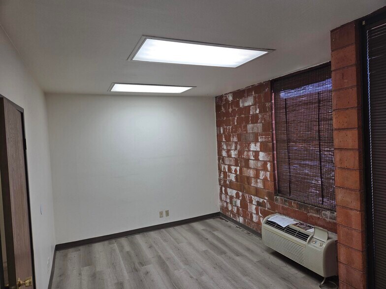 More Photos Of 26818 Oak Ave, Canyon Country Warehouse For Lease