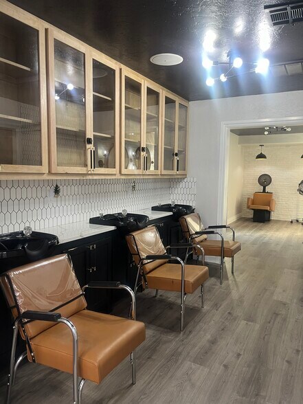 More Photos Of 911 E MacArthur St, Shawnee Showroom For Lease