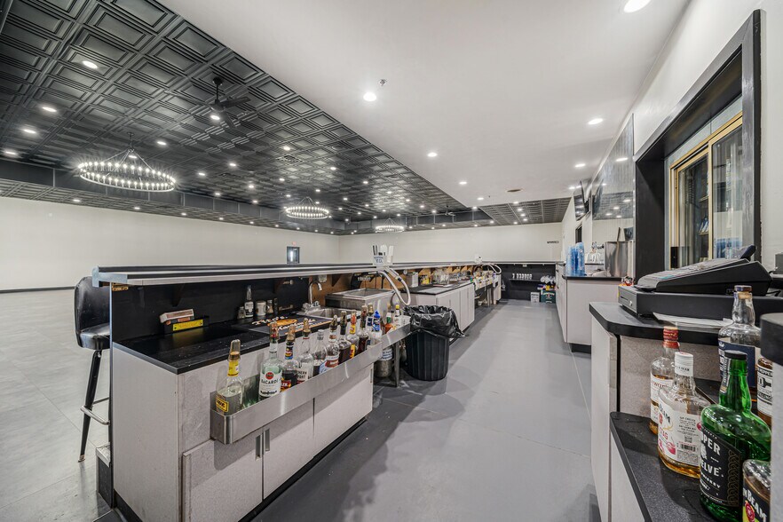 More Photos Of 689 Broadway, Berlin Restaurant For Sale