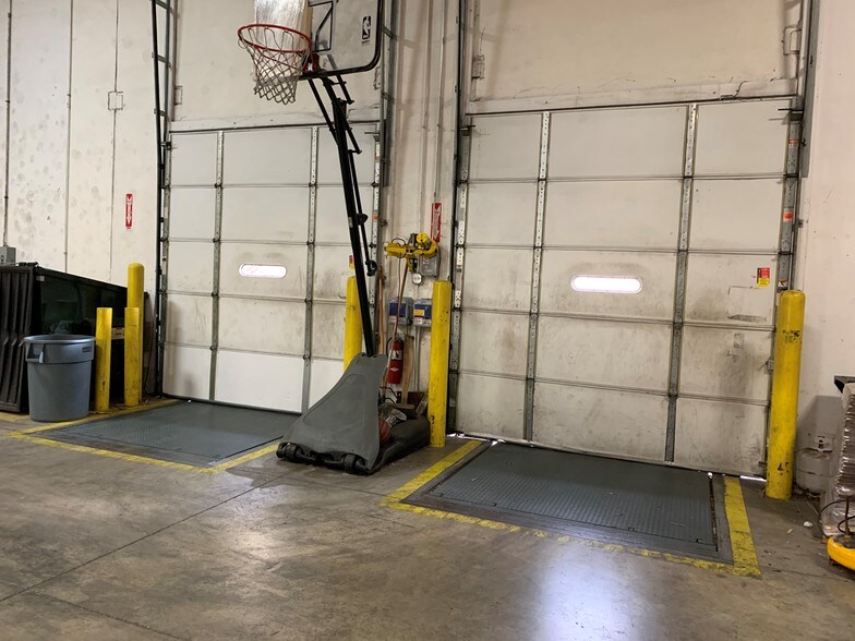 More Photos Of 462 Camden Dr, Bloomingdale Manufacturing For Sale