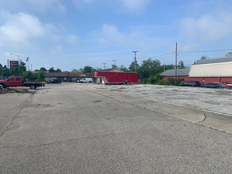 More Photos Of 1006 S Walnut St, Bloomington General Retail For Sale