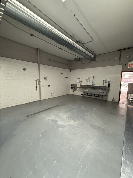 More Photos Of 3026-3030 W Carroll Ave, Chicago Warehouse For Lease
