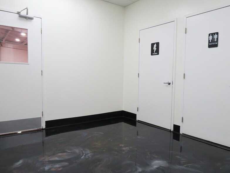 More Photos Of 5830 Star Ln, Houston Light Distribution For Lease