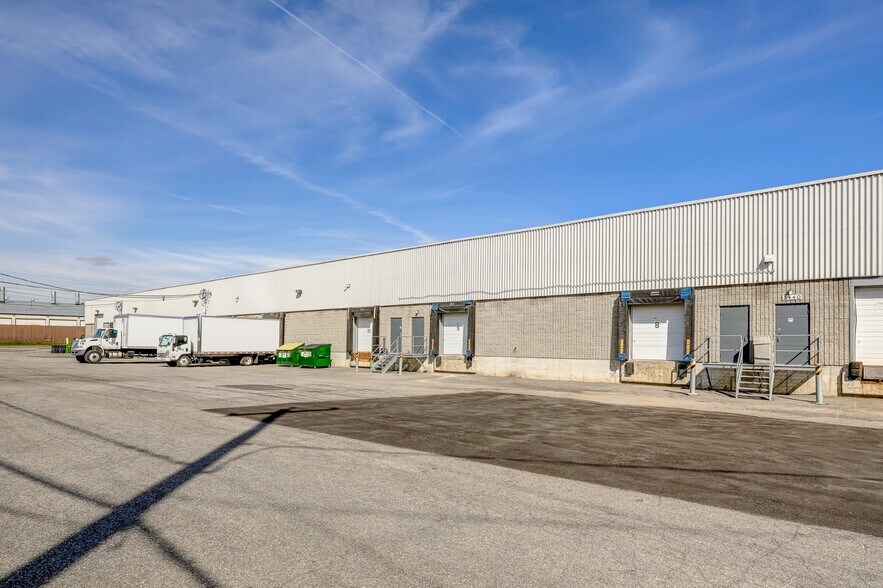 More Photos Of 3420-3480 Boul Industriel, Laval Service For Lease