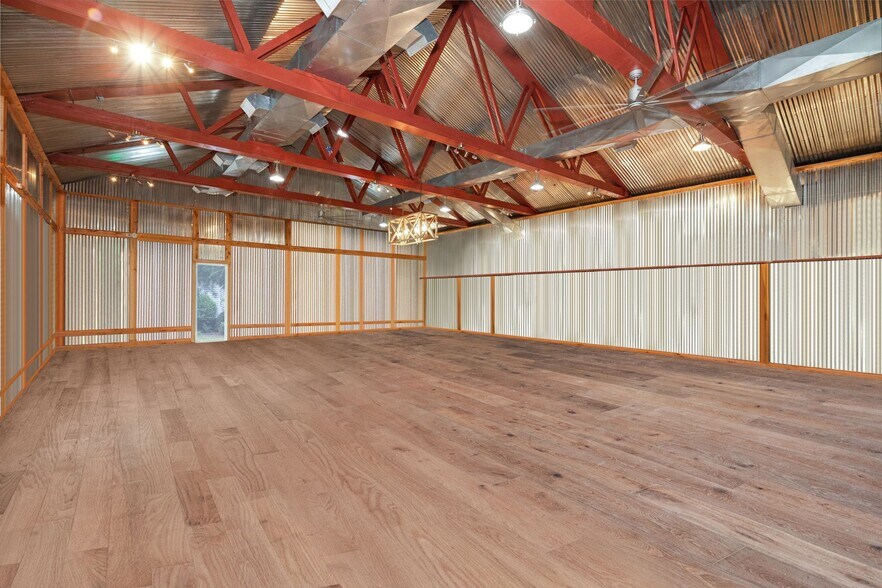 More Photos Of 517 E Brazos Ave, West Columbia Freestanding For Sale