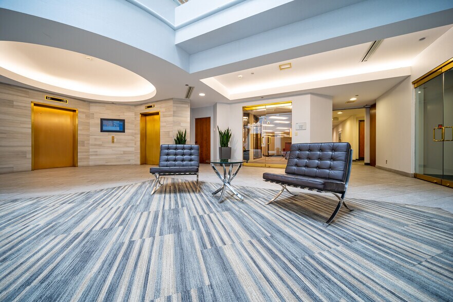 More Photos Of 8101 N High St, Columbus Office For Lease