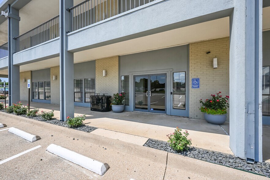 More Photos Of 7222 S Westmoreland Rd, Dallas Office For Lease