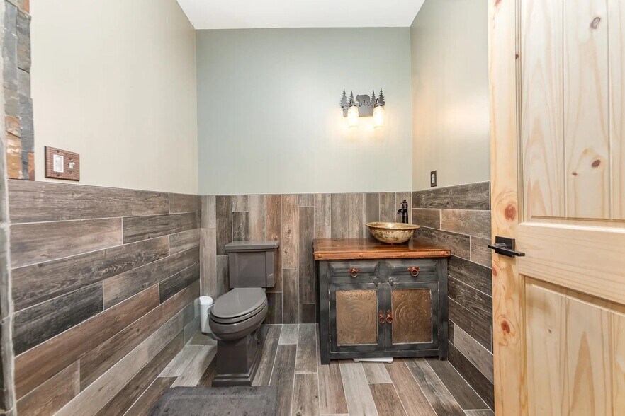 More Photos Of 1875 New Bridge Rd, Mineral Showroom For Sale