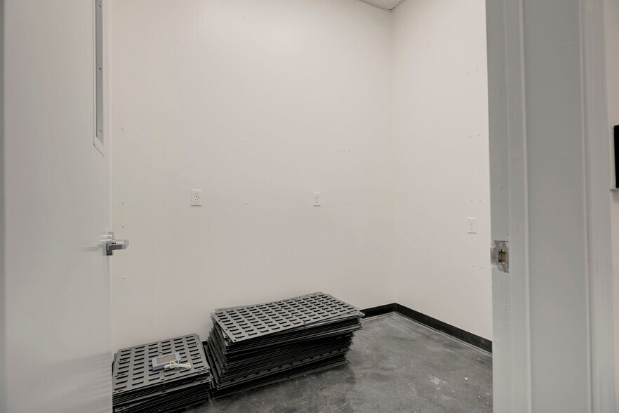 More Photos Of 18417 Bryant St, Northridge Service For Sale