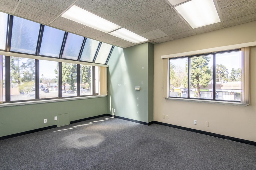More Photos Of 17408 Chatsworth St, Granada Hills Office For Sale