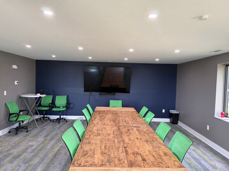 More Photos Of 100 Summer Ct, Georgetown Flex For Sale