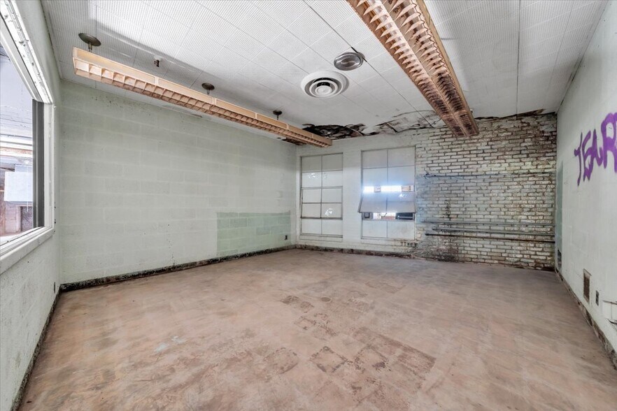 More Photos Of 231 S Colorado St, Salem Freestanding For Sale