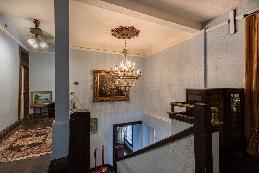 More Photos Of 115 E Commerce St, Mineola Hotel For Sale
