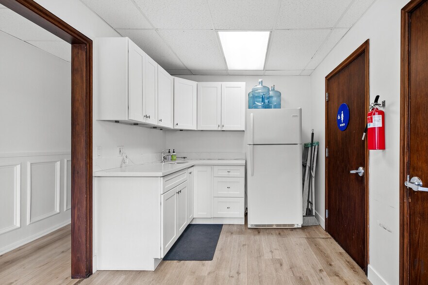 More Photos Of 842 Foothill Blvd, La Cañada Flintridge Storefront For Lease