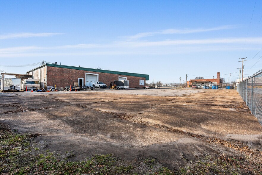 More Photos Of 1111-1115 Donelson Ave, Old Hickory Showroom For Lease