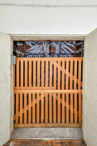 More Photos Of 937-939 S Maple Ave, Los Angeles Warehouse For Lease