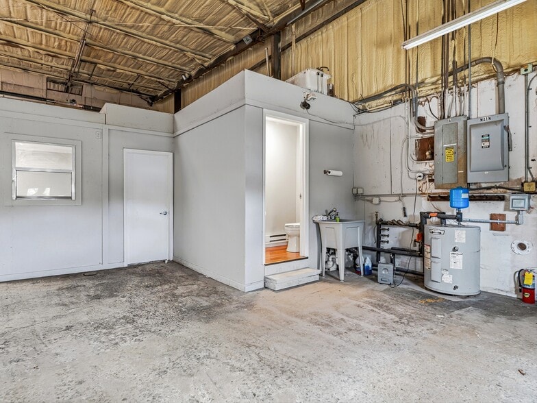 More Photos Of 5 Woodland Dr, Asheville Warehouse For Lease