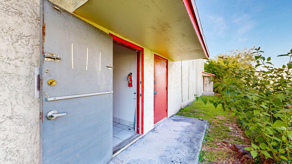 More Photos Of 27330 S Dixie Hwy, Homestead Storefront Retail Office For Sale