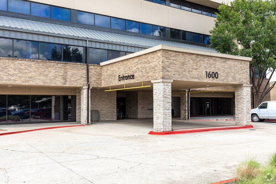 More Photos Of 1600 W College St, Grapevine Medical For Lease
