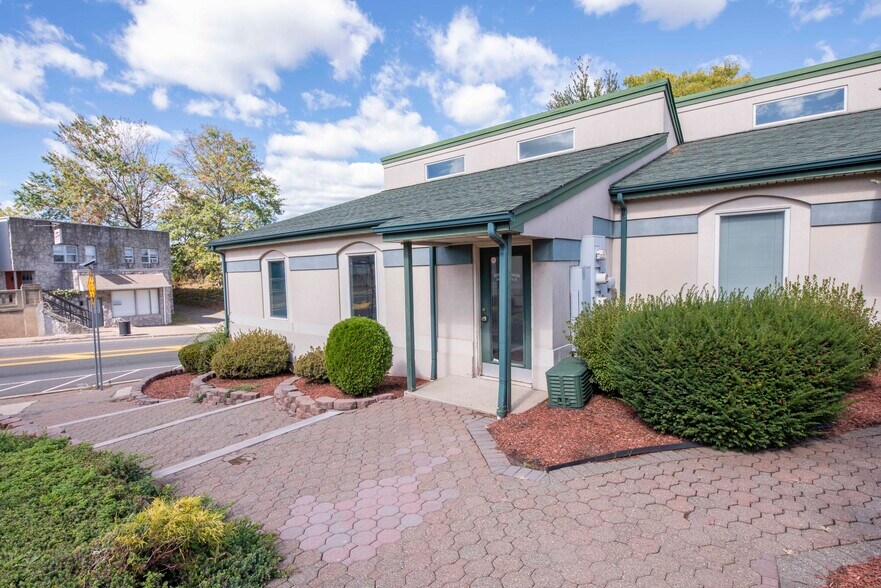 More Photos Of 17-19 S Main St, Manville Loft Creative Space For Lease