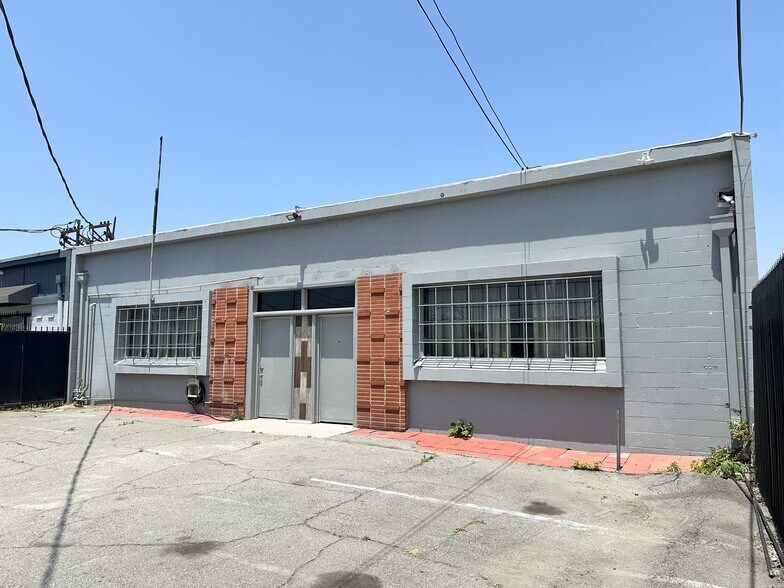 Primary Photo Of 14737 Arminta St, Panorama City Manufacturing For Sale