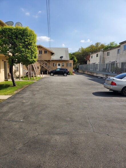 More Photos Of 327 Riverdale Dr, Glendale Apartments For Sale