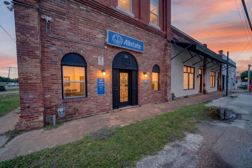More Photos Of 201 N Bois D Arc St, Forney Storefront For Sale