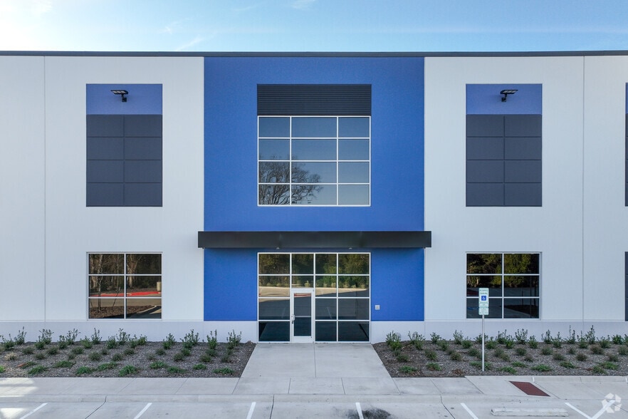 More Photos Of 1800 South I-35E Hwy, Lancaster Industrial For Lease