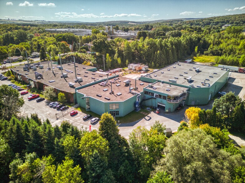 Primary Photo Of 274 Rue Saint-Louis, Warwick Manufacturing For Sale
