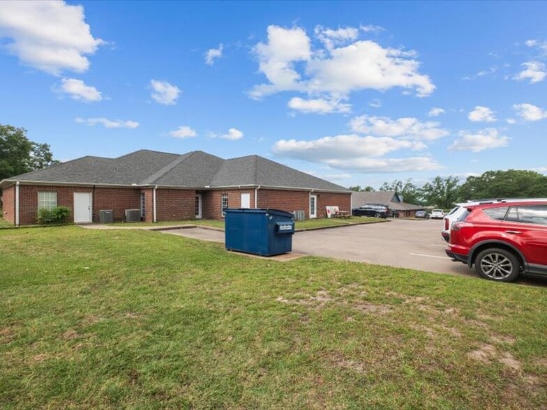 More Photos Of 123 Medical Dr, Palestine Healthcare For Sale