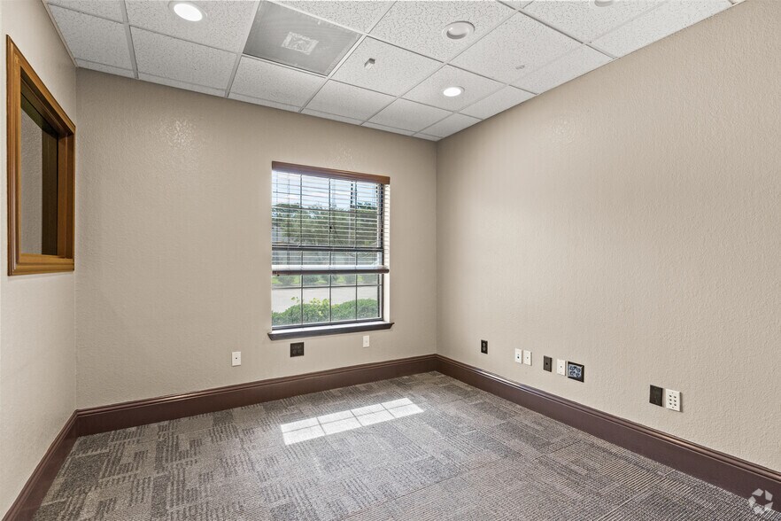 More Photos Of 421 Compton Ave, Irving Warehouse For Lease