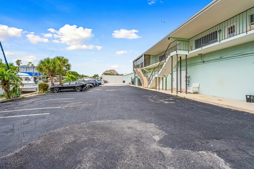 More Photos Of 23 Royal Palm Pointe, Vero Beach Restaurant For Sale