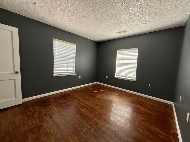 More Photos Of 2013 Blalock Rd, Houston Warehouse For Lease