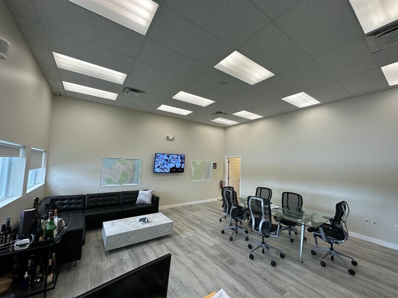 More Photos Of 423-425 NW 10th Ter, Hallandale Beach Light Manufacturing For Lease