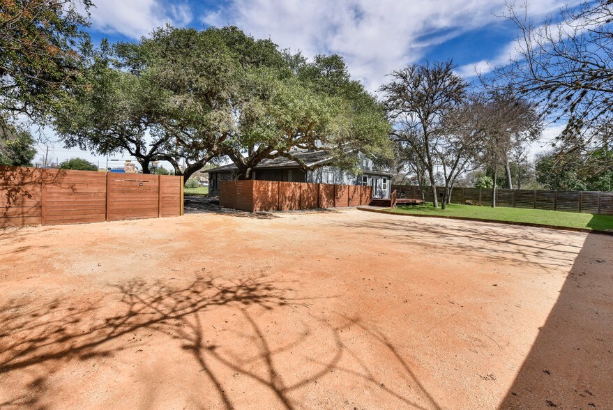 More Photos Of 2111-2113 W Slaughter Ln, Austin Office For Lease