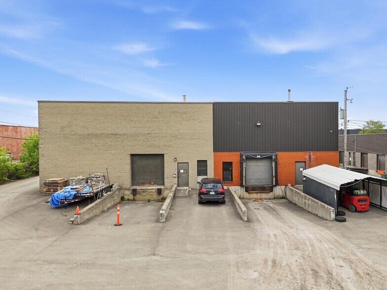 More Photos Of 8905 Boul Henri-Bourassa O, Saint-Laurent Showroom For Lease
