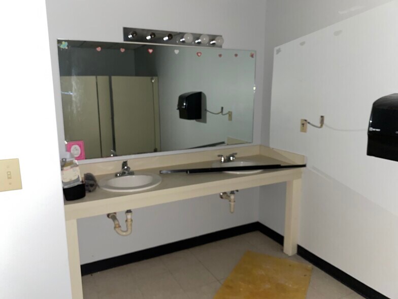 More Photos Of 1535 N Cogswell St, Rockledge Warehouse For Lease