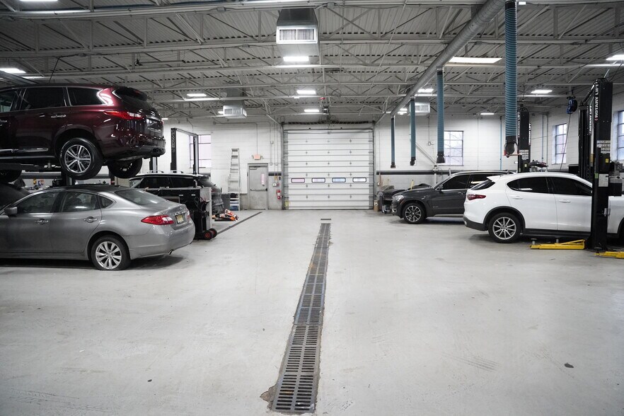 More Photos Of 60 Rockwood Pl, Englewood Auto Dealership For Lease