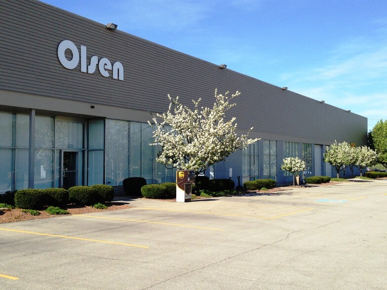 More Photos Of 3100-3280 Commerce Center Pl, Louisville Flex For Lease