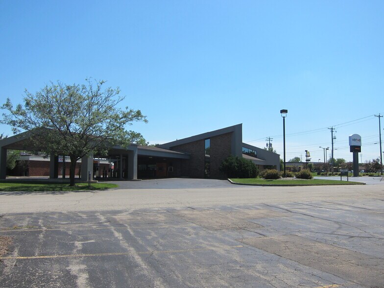 More Photos Of 630 S Green Bay Rd, Neenah Office For Lease