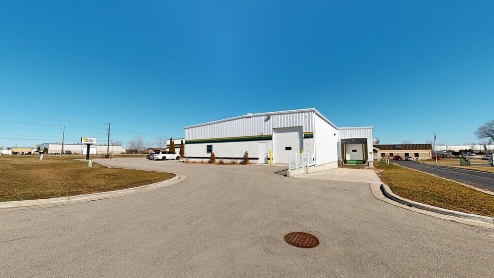 More Photos Of 1985 American Dr, Neenah Flex For Sale