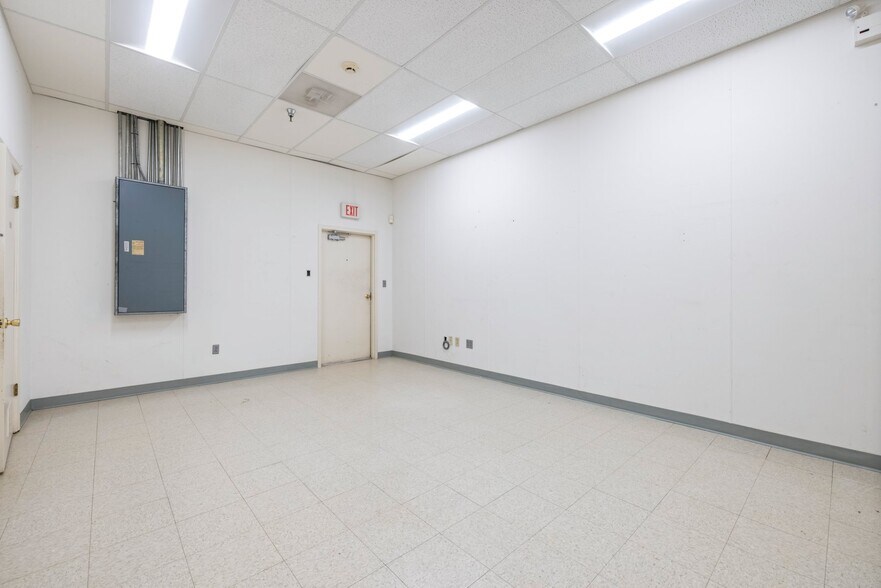 More Photos Of 7881 Beechcraft Ave, Gaithersburg Industrial For Sale