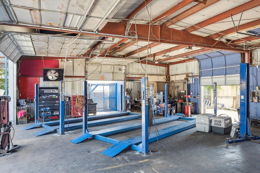More Photos Of 8921 Daffodil St, Houston Industrial For Sale