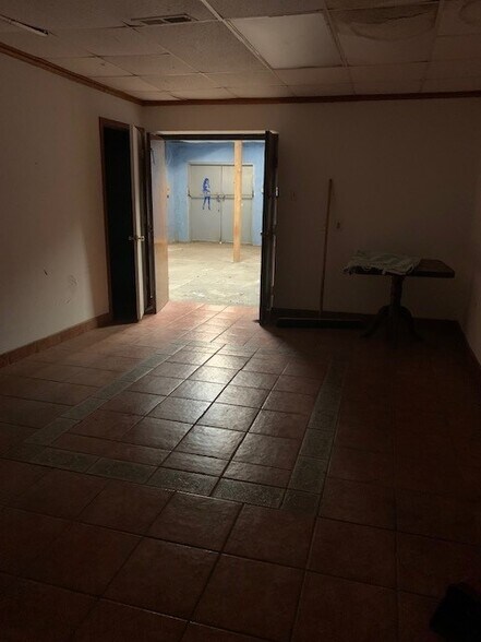 More Photos Of 2706 Samuell Blvd, Dallas Storefront For Lease