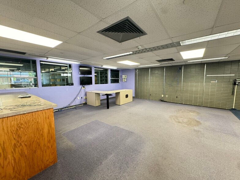 More Photos Of 40 E Simmons St, Galesburg Flex For Sale