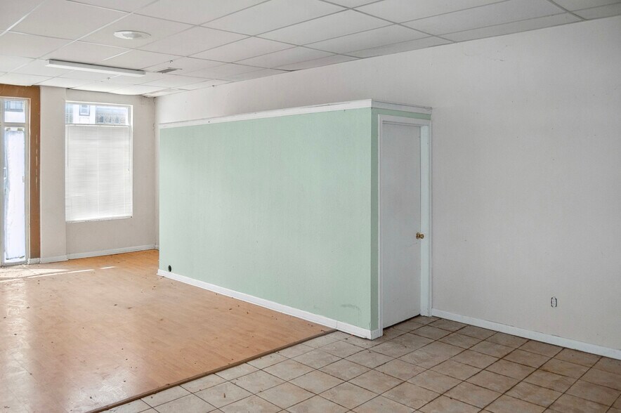 More Photos Of 318 S Summit St, Arkansas City Storefront Retail Office For Sale
