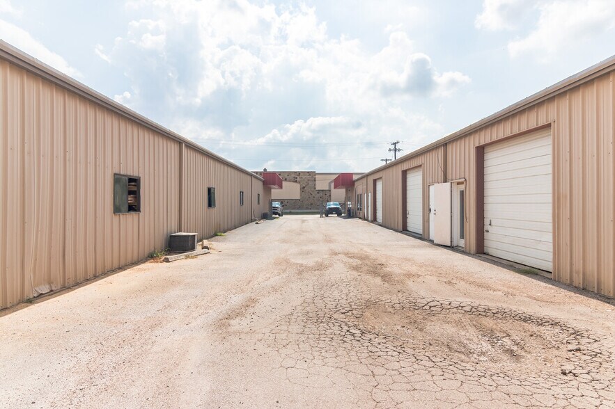 More Photos Of 2602 Commerce St, Marble Falls Light Distribution For Lease