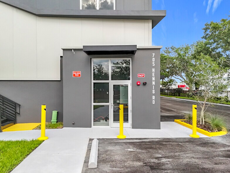 More Photos Of 705 Hennis Rd, Winter Garden Showroom For Sale